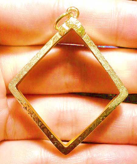 กรอบทองยกซุ้ม ใส่เหรียญข้าวหลามตัด กรมหลวงชุมพร หลวงปู่ทิมน้ำหนัก 1.71 กรัมราคา 2770 บาท