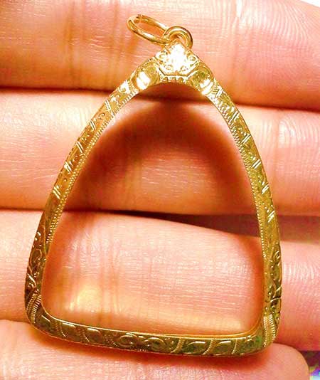 กรอบทองยกซุ้ม ใส่พระกรุหลวงพ่อโต วัดบางกระทิง/ปิดตาเกจิอื่นน้ำหนัก 2.30 กรัมราคา 3390 บาท