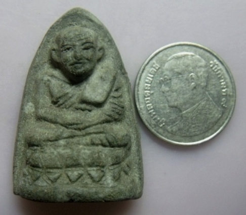 **วัดใจ**หลวงปู่ทวดเนื้อว่านหลังโรยผงตะไบ ใต้ฐานฝังตะกรุด ไม่ทราบที่**สวยๆ เชิญชมครับ