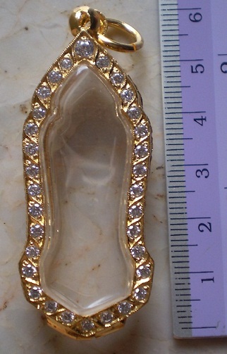 ตลับเงินแกะลาย ล้อมเพชร ชุบทองแท้  ใส่เหรียญปางลีลา 25 ศตรวรรษ เคาะเดียว 