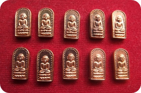  หลวงปู่ทวด พิมพ์ปรกใบมะขาม วัดช้างให้ รุ่นสรงน้ำ ปี42 ทีเดียว 10 องค์