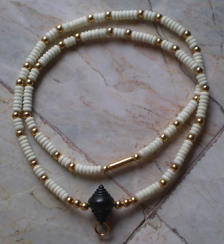 สร้อยกระดูกช้าง  บวกเม็ดทองแสตนเลส งานเลเซอร์  หัวุขุนไม้งงิ้วดำ  เคาะเดียว 