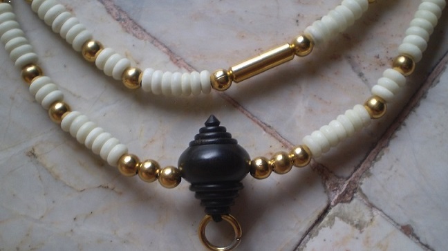 สร้อยกระดูกช้าง  บวกเม็ดทองแสตนเลส งานเลเซอร์  หัวุขุนไม้งงิ้วดำ  เคาะเดียว 