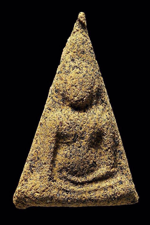 พระนางพญาเนื้อผงญาณวิลาศ หลวงพ่อแดง วัดเขาบันไดอิฐ เนื้อสีเหลือง ปี2513 จ.เพชรบุรี สวยเดิมครับ