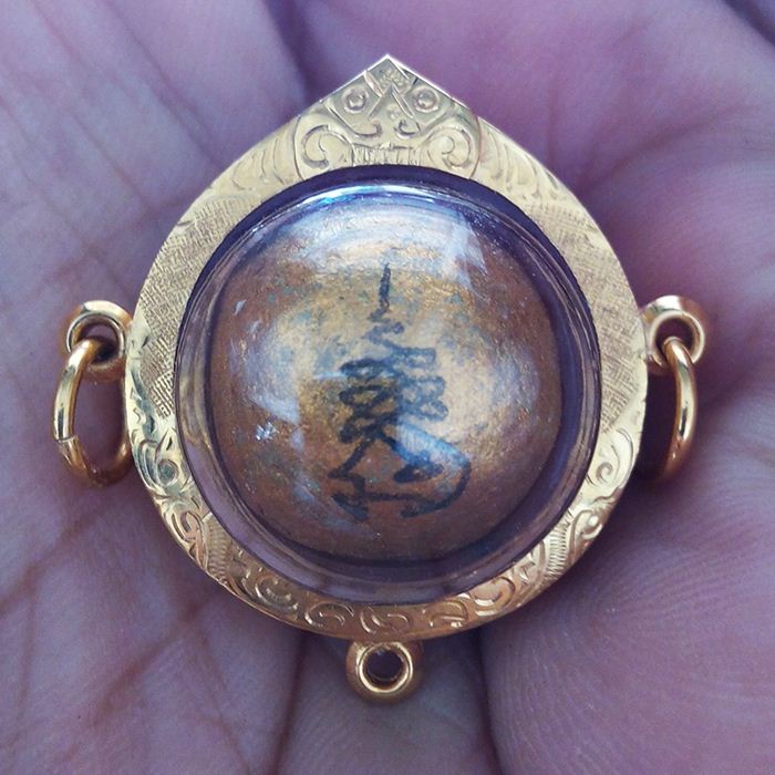 ลูกอมโค้ตเลข "3" หลวงพ่อสาคร วัดหนองกรับ ‪#พร้อมเลี่ยมทองแท้ยกซุ้มหัวสิงห์แบบสามห่วง‬(2)