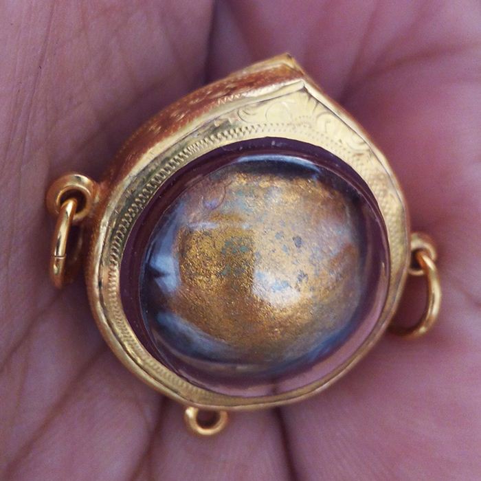 ลูกอมโค้ตเลข "3" หลวงพ่อสาคร วัดหนองกรับ ‪#พร้อมเลี่ยมทองแท้ยกซุ้มหัวสิงห์แบบสามห่วง‬(2)