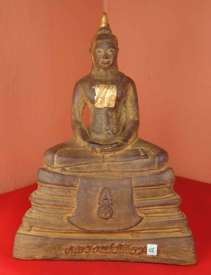 พระบูชาพระพุทธโสธรขนาดความสูง 12 นิ้ว ฐานกว้าง 7 นิ้ว หน้าตัก 5 นิ้ว น้ำหนัก 2.1 กก. ศิลาแลงหล่อ 