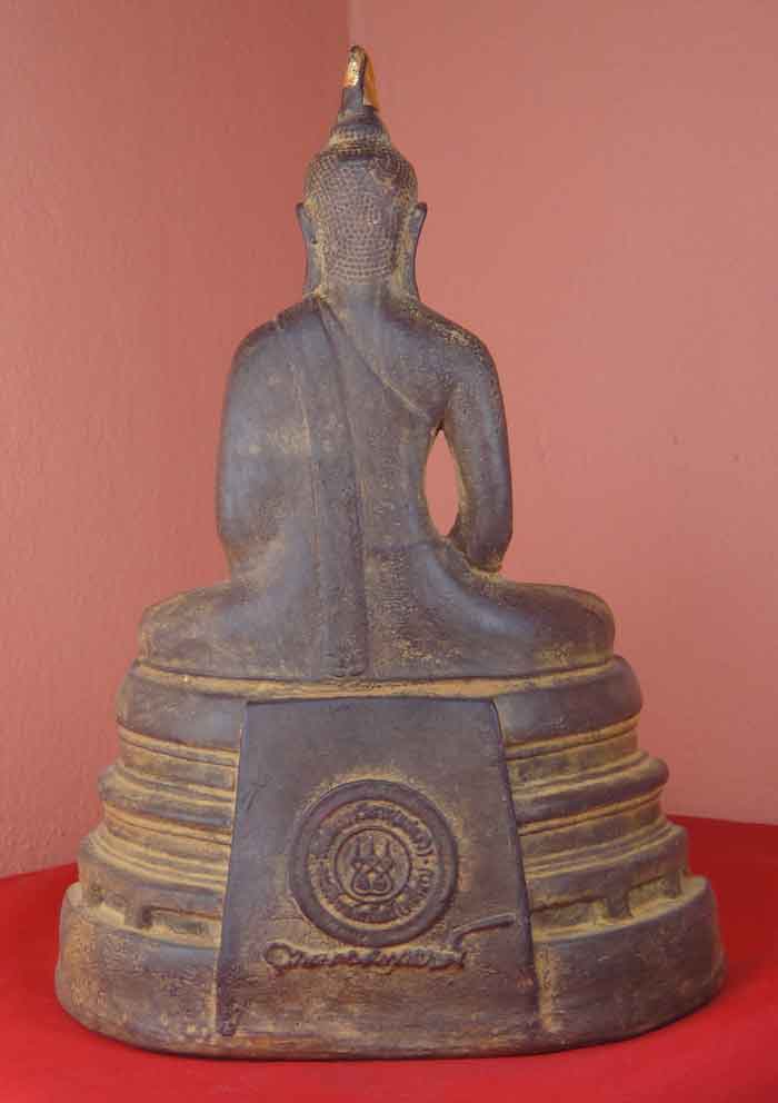 พระบูชาพระพุทธโสธรขนาดความสูง 12 นิ้ว ฐานกว้าง 7 นิ้ว หน้าตัก 5 นิ้ว น้ำหนัก 2.1 กก. ศิลาแลงหล่อ 