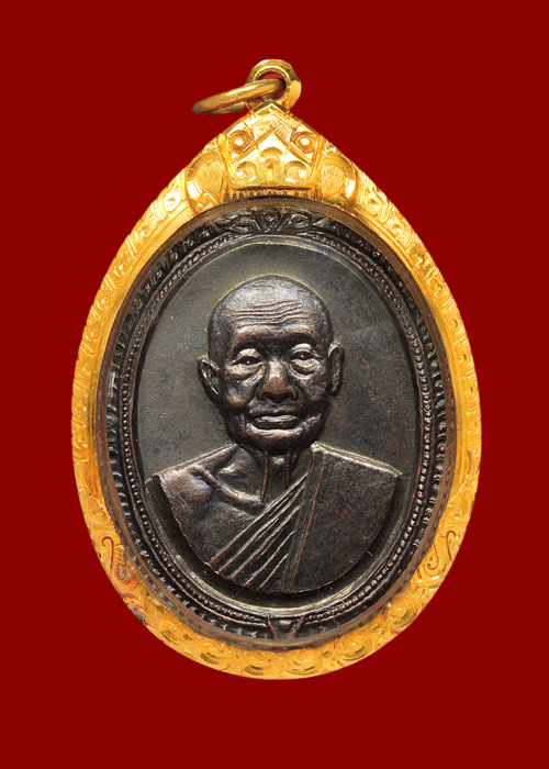 ...เหรียญหลวงปู่เพิ่ม วัดกลางบางแก้ว รุ่น 5 ปี ฉลองอายุ 90 ปี 2518 สวยดำปรอท เลี่ยมทองพร้อมใช้ พร้อม