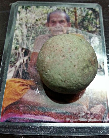 ลูกอม หลวงปู่หมุน พร้อมภาพถ่าย