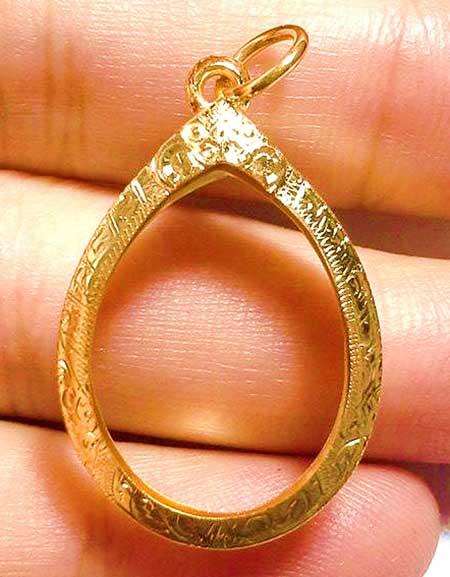  กรอบทองยกซุ้ม โชว์ห่วง  ใส่เหรียญเม็ดแตงหลวงปู่ทวด/ลป.หมุนนน./หัวนโม/นน.1.10กรัมราคา2050บาท 