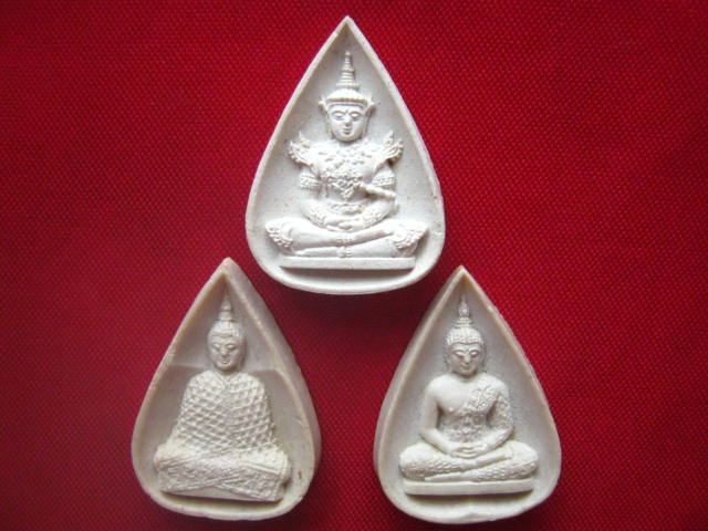 พระแก้วมรกต หลัง ภปร. เนื้อผง วัดบวรนิเวศวิหาร ปี 2530 พิธีใหญ่ มวลสารเยี่ยม