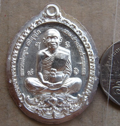 เหรียญ"เปิดโลก"หลวงพ่อคูณ วัดบ้านไร่ ปี2557 ชุดนำฤกษ์ไม่ตัดปีกโค๊ต ๙รอบ"เนื้อเงิน"หมายเลข124 สร้าง19