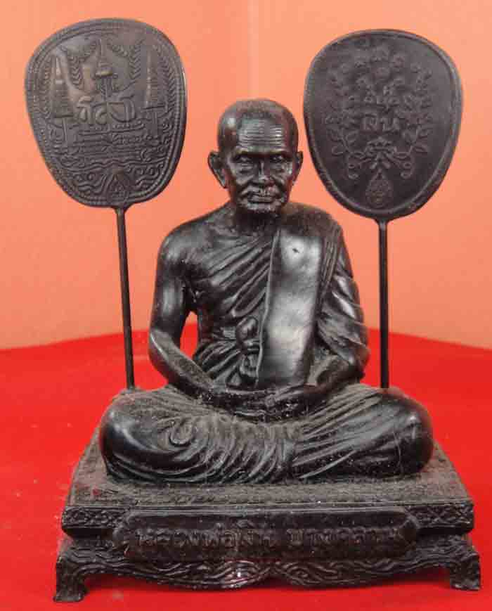 หลวงพ่อเงินเนื้อทองเหลืองรมดำ หน้าตัก 3 นิ้ว ขนาดความสูงโดยรวม 5.5 นิ้ว ใต้ฐานอุดแผ่นยันต์โภคทรัพย์ 