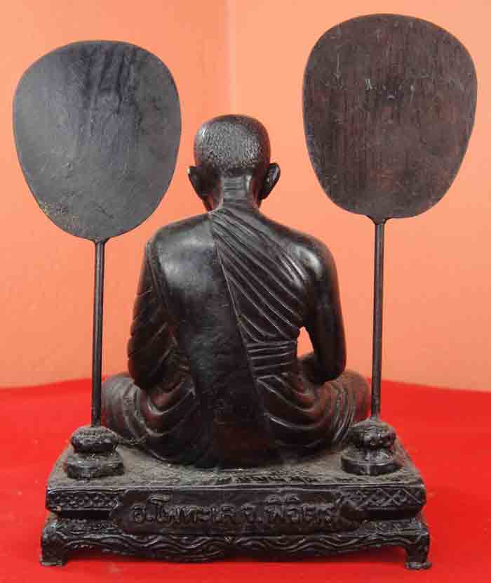 หลวงพ่อเงินเนื้อทองเหลืองรมดำ หน้าตัก 3 นิ้ว ขนาดความสูงโดยรวม 5.5 นิ้ว ใต้ฐานอุดแผ่นยันต์โภคทรัพย์ 