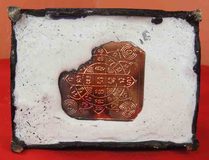 หลวงพ่อเงินเนื้อทองเหลืองรมดำ หน้าตัก 3 นิ้ว ขนาดความสูงโดยรวม 5.5 นิ้ว ใต้ฐานอุดแผ่นยันต์โภคทรัพย์ 