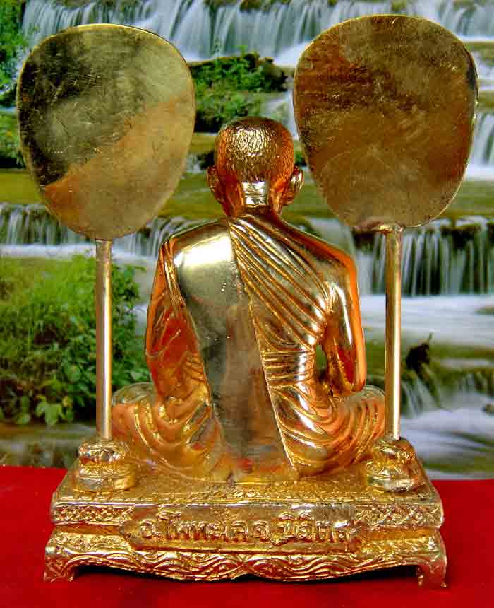 หลวงพ่อเงินเนื้อทองเหลืองปัดเงา หน้าตัก 3 นิ้ว ขนาดความสูงโดยรวม 5.5 นิ้ว ใต้ฐานอุดแผ่นยันต์โภคทรัพย