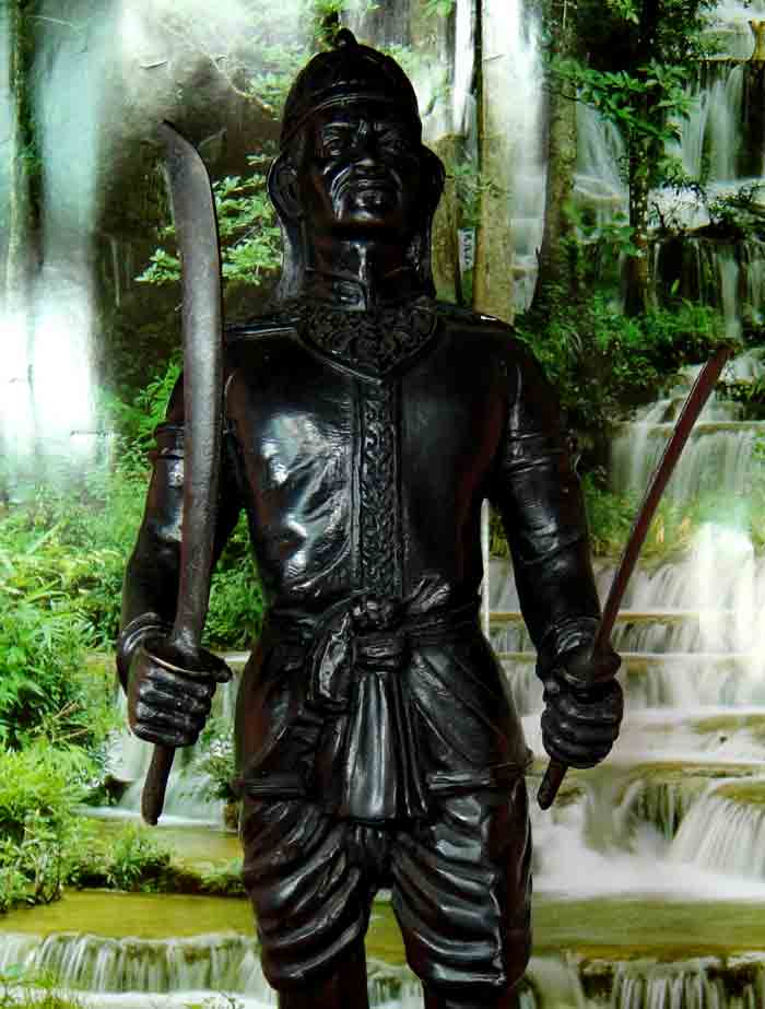 พระยาพิชัยดาบหัก ขนาดบูชาสูง12 นิ้ว เนื้อโลหะผสมรมดำ เมืองอุตรดิตถ์พิธีใหญ่สภาพพระสวยเดิมน่าบูชามาก 