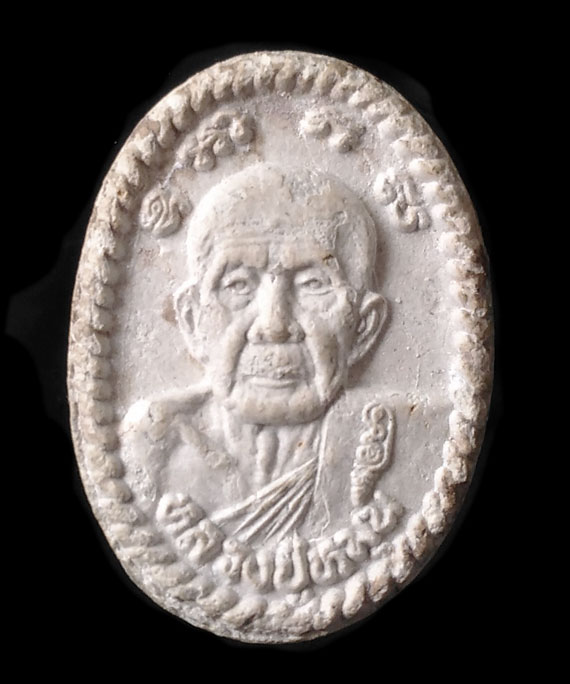 พระผงยันต์ดวงเศรษฐี หลวงปู่หมุน ปี43 หน้าขาว หลังเทา สภาพสวย จมูกโด่ง คม ชัด ทุกอักขระยันต์