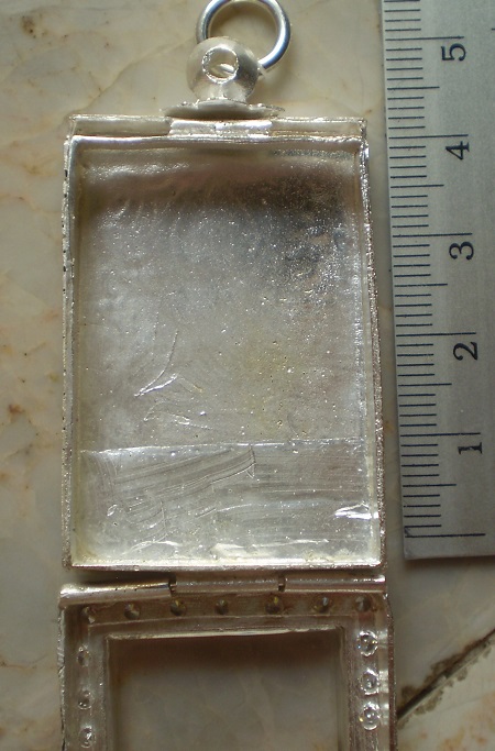 ตลับเงินลงยา ล้อมเพชร  ใส่พระสมเด็จ  เคาะเีดยวย 