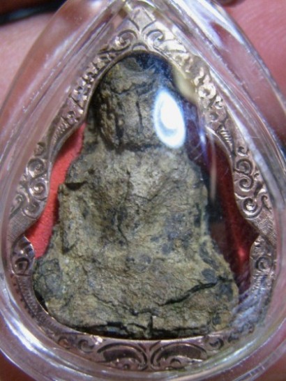 พระร่วงนั่ง กรุน้ำ เนื้อชินเงิน จ.สุโขทัย มีเลี่ยมนากเดิมในเลี่ยมพลาสติก มาพร้อมบัตรรับรองความแท้