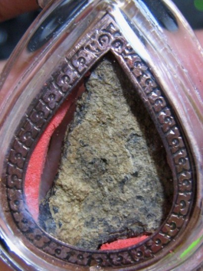 พระร่วงนั่ง กรุน้ำ เนื้อชินเงิน จ.สุโขทัย มีเลี่ยมนากเดิมในเลี่ยมพลาสติก มาพร้อมบัตรรับรองความแท้