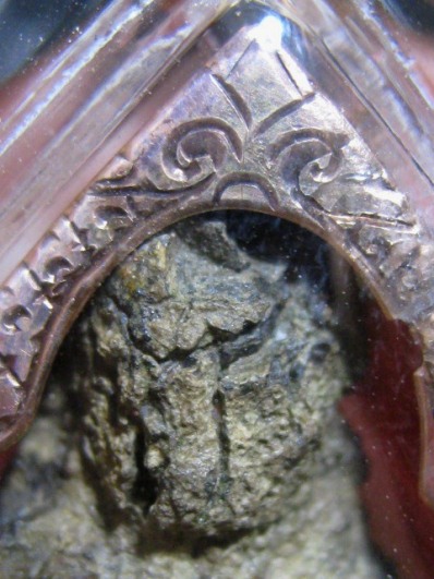 พระร่วงนั่ง กรุน้ำ เนื้อชินเงิน จ.สุโขทัย มีเลี่ยมนากเดิมในเลี่ยมพลาสติก มาพร้อมบัตรรับรองความแท้