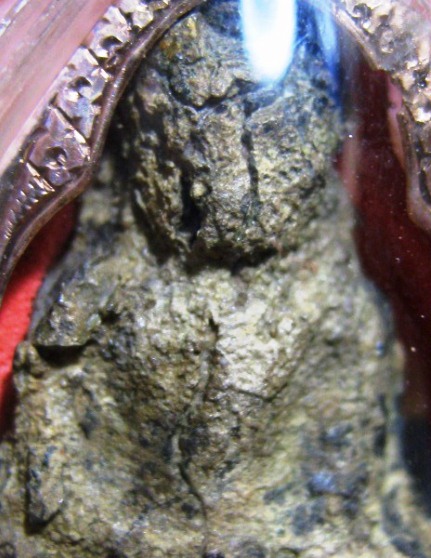 พระร่วงนั่ง กรุน้ำ เนื้อชินเงิน จ.สุโขทัย มีเลี่ยมนากเดิมในเลี่ยมพลาสติก มาพร้อมบัตรรับรองความแท้