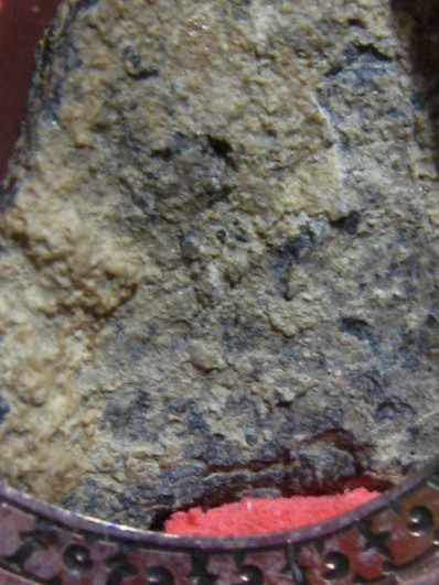 พระร่วงนั่ง กรุน้ำ เนื้อชินเงิน จ.สุโขทัย มีเลี่ยมนากเดิมในเลี่ยมพลาสติก มาพร้อมบัตรรับรองความแท้