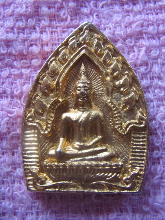 เหรียญหล่อ หลวงพ่อขอม วัดไผ่โรงวัว สุพรรณบุรี เนื้อกะไหล่ทอง สวยครับ เคาะเดียว