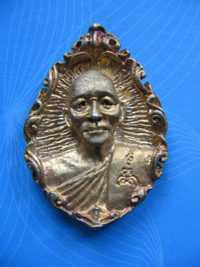 เหรียญหล่อ หลวงพ่อแพ วัดพิกุลทอง สิงห์บุรี เนื้อกะไหล่ทอง สวยครับ เคาะเดียว