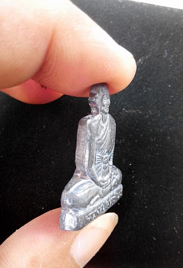 รูปเหมือนปั้ม หลวงปู่คำพันธ์ รุ่น อุดมความสุข เนื้อตะกั่วแจกกรรมการ