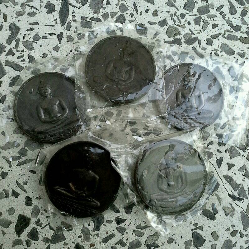 เหรียญลายสือไทย หลวงพ่อเกษม สวยเดิมในซองวัด 5เหรียญ  