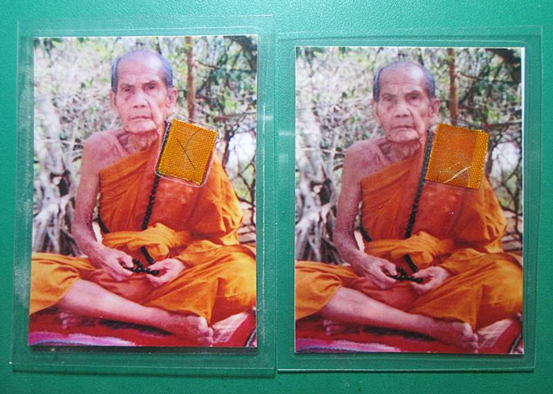 ดใจ150+รูปถ่ายหลวงปู่หมุน2รูป ออกวัดซับลำใย ปี2543กว้าง1.5 นิ้ว สูง 2 นิ้ว ติดจีวร +เกศา+ตอกโค๊ตนะ