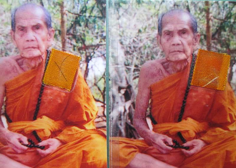 ดใจ150+รูปถ่ายหลวงปู่หมุน2รูป ออกวัดซับลำใย ปี2543กว้าง1.5 นิ้ว สูง 2 นิ้ว ติดจีวร +เกศา+ตอกโค๊ตนะ