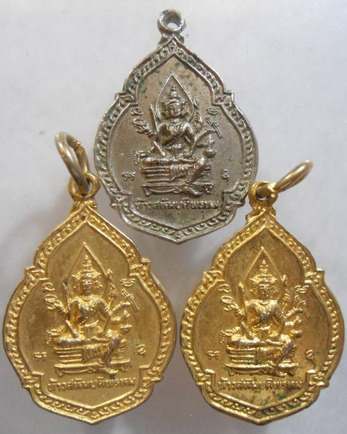 “ เหรียญพระพรหม หลัง พระครูแพทย์ชีวกโกมารภัจจ์ 3 เหรียญครับ ”