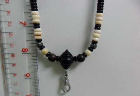 สร้อยกะลาเท่ห์ๆ เส้นนี้ประกอบด้วยของมงคลและศักดิ์สิทธิ์จากธรรมชาติ