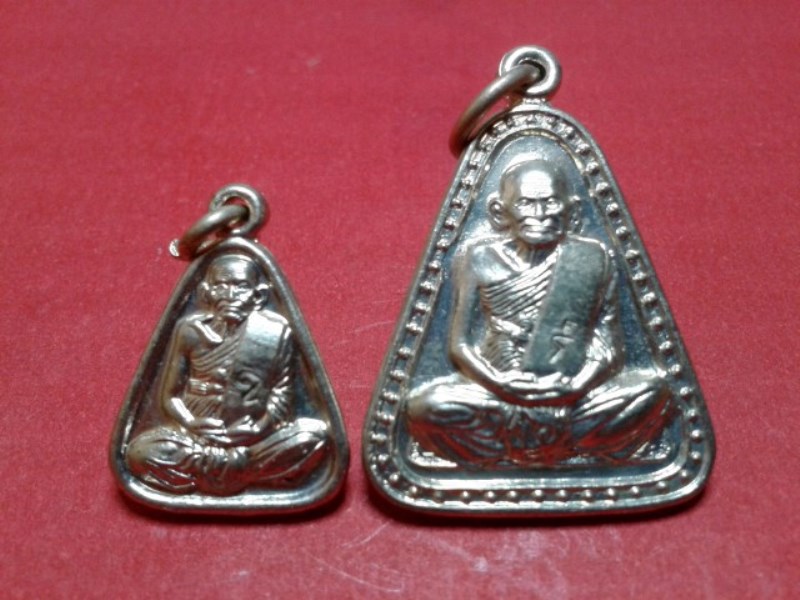 มาเป็นคู่ เหรียญจอบใหญ่ + เหรียญจอบเล็ก หลวงพ่อเงิน วัดบางคลาน รุ่นเพิร์ธ ตอกโค๊ต ปี 2537 สวยๆครับ