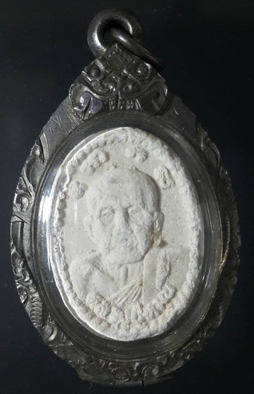 พระผงรูปเหมือนหลังยันต์ดวงเศรษฐี หลวงปู่หมุน ฐิตสีโล รุ่นดวงเศรษฐี เสาร์ 5 ปี 2543