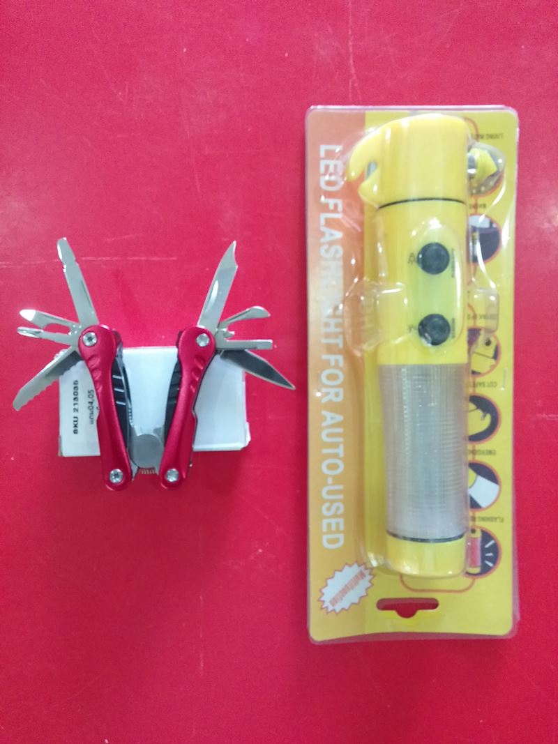 โล็ะสต็อกถูกๆ เคาะเดียว (195 บาท) อุปกรณ์ฉุกเฉินประจำรถ ไฟฉายฉุกเฉินเอนกประสงค์ + 9 in 1 ชุดเครื่องม