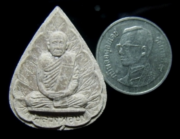 **วัดใจ**พระผงรูปเหมือนใบโพธิ์ รุ่นแรก หลวงปู่ชา สุภัทโท วัดหนองป่าพง จ.อุบลราชธานี ปี ๒๕๒๑**