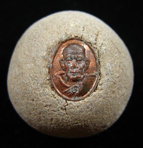  ลูกอมหลวงปู่หมุน จารยันต์ ฝังเม็ดยารูปเหมือน เนื้อผงพุทธคุณ ๓๕๐ อาจารย์ ออกวัดซับลำใย ปี 2543 (2)