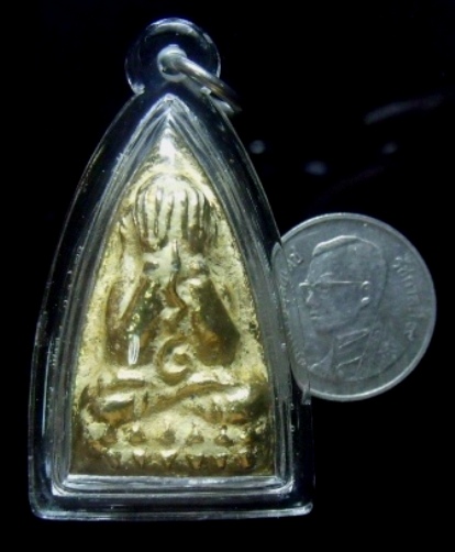 **วัดใจ**พระปิดตาพิมพ์เตารีด วัดลอน พัทลุง ปี 09**กะไหล่ทอง หายาก เลี่ยมพร้อมใช้สวยๆ