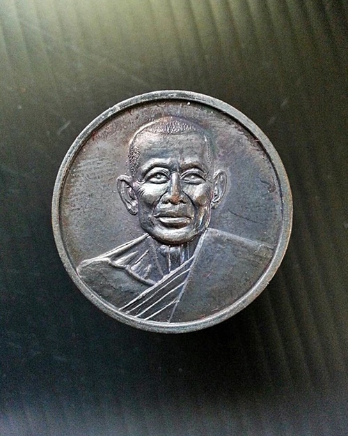 เหรียญบาตรน้ำมนต์หลวงพ่อยิด วัดหนองจอก รุ่น "สรงน้ำ" ปี 2537 เนื้อทองแดง