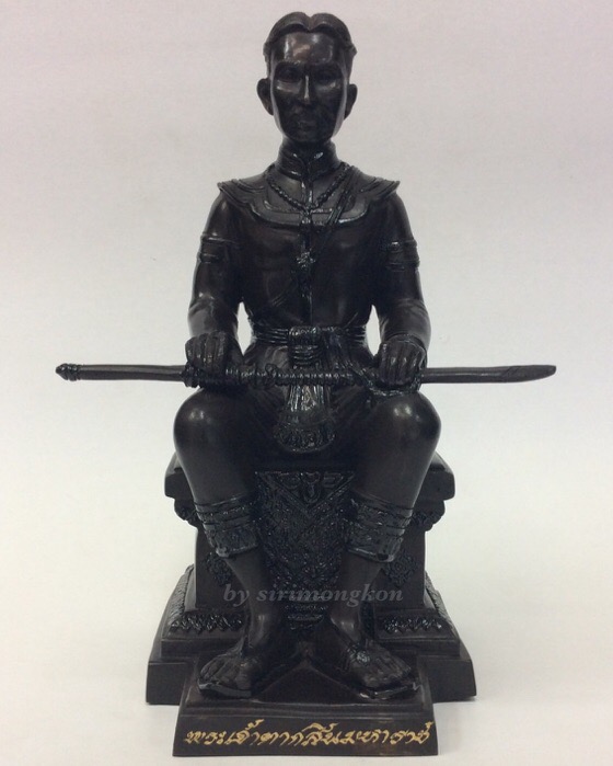 พระเจ้าตากสินมหาราช รุ่นโชคมงคล วัดตรีทศเทพ ขนาดบูชา หน้าตัก3.5นิ้ว สูง8.5นิ้ว ฝังเหรียญดวงตรามหาเดช