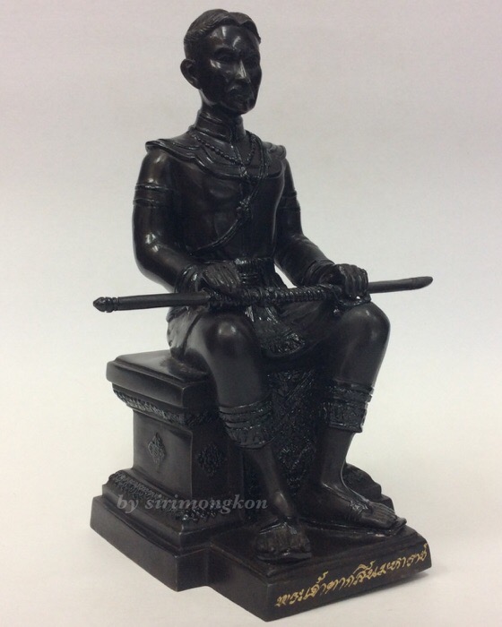 พระเจ้าตากสินมหาราช รุ่นโชคมงคล วัดตรีทศเทพ ขนาดบูชา หน้าตัก3.5นิ้ว สูง8.5นิ้ว ฝังเหรียญดวงตรามหาเดช