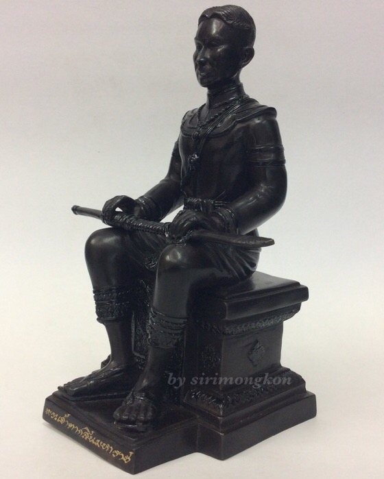 พระเจ้าตากสินมหาราช รุ่นโชคมงคล วัดตรีทศเทพ ขนาดบูชา หน้าตัก3.5นิ้ว สูง8.5นิ้ว ฝังเหรียญดวงตรามหาเดช