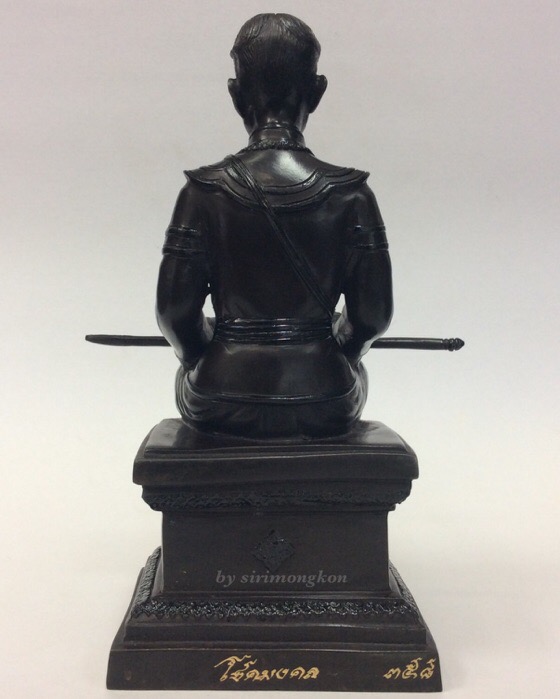 พระเจ้าตากสินมหาราช รุ่นโชคมงคล วัดตรีทศเทพ ขนาดบูชา หน้าตัก3.5นิ้ว สูง8.5นิ้ว ฝังเหรียญดวงตรามหาเดช