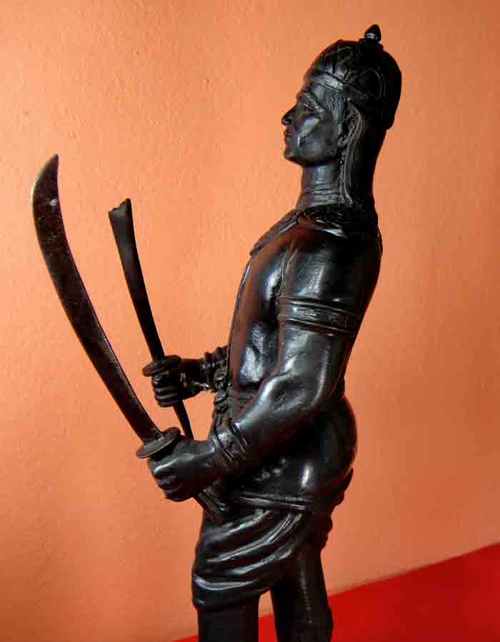 พระยาพิชัยดาบหัก ขนาดบูชา ความสูง12 นิ้ว ฐาน 4 นิ้ว เนื้อโลหะผสมรมดำ เมืองอุตรดิตถ์ สภาพพระสวยเดิมน่