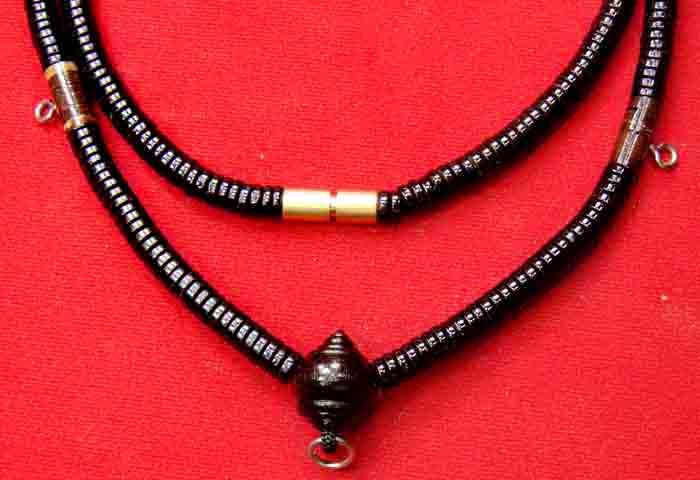 ***สร้อยผสมเม็ดกะลาตาเดียว+หัวกลางรูปขุนไม้มงคล ความยาว ๒๖ นิ้ว แบบ ๓ ห่วง ๑ เส้นสวยๆ